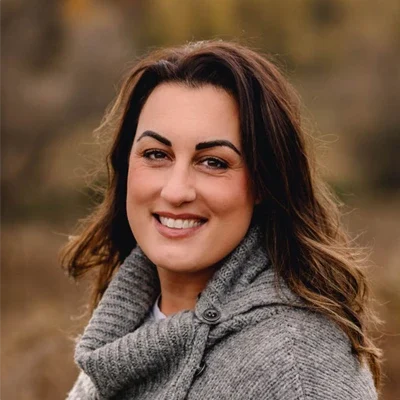 A headshot photo of Erin Dockter, a chiropractic assistant